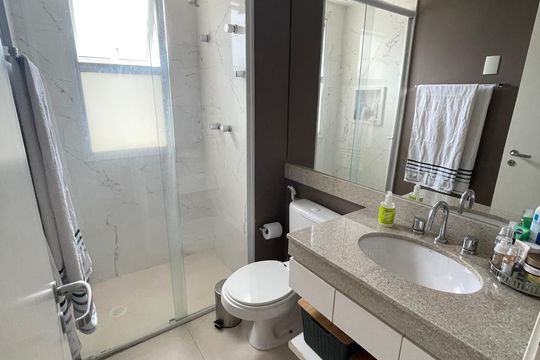 Comprar apartamento mobiliado com 2 quartos, varanda e piscina no condomínio. — Banheiro