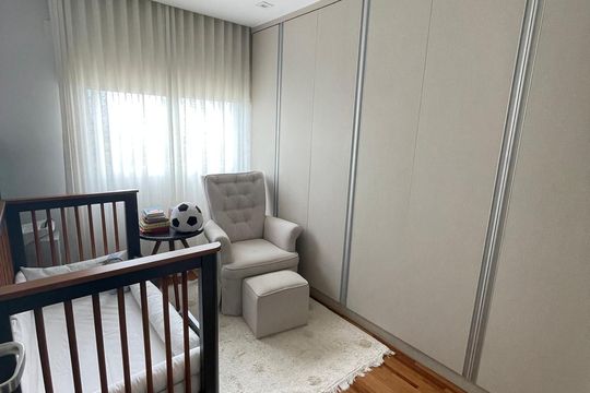 Comprar apartamento mobiliado com 2 quartos, varanda e piscina no condomínio. — Quarto