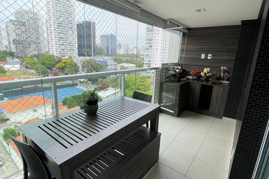 Comprar apartamento mobiliado com 2 quartos, varanda e piscina no condomínio. — Varanda
