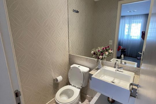 Comprar apartamento mobiliado com 2 quartos, varanda e piscina no condomínio. — Banheiro