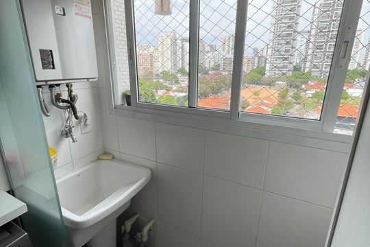 Comprar apartamento mobiliado com 2 quartos, varanda e piscina no condomínio. — Área de serviço