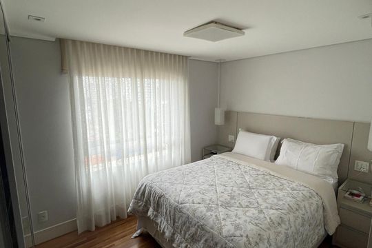 Comprar apartamento mobiliado com 2 quartos, varanda e piscina no condomínio. — Quarto