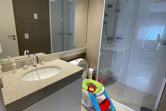 Comprar apartamento mobiliado com 2 quartos, varanda e piscina no condomínio. — Banheiro