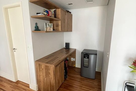 Comprar apartamento mobiliado com 2 quartos, varanda e piscina no condomínio. — Sala