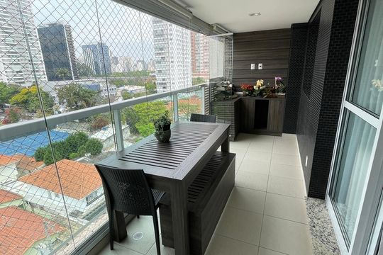 Comprar apartamento mobiliado com 2 quartos, varanda e piscina no condomínio. — Varanda