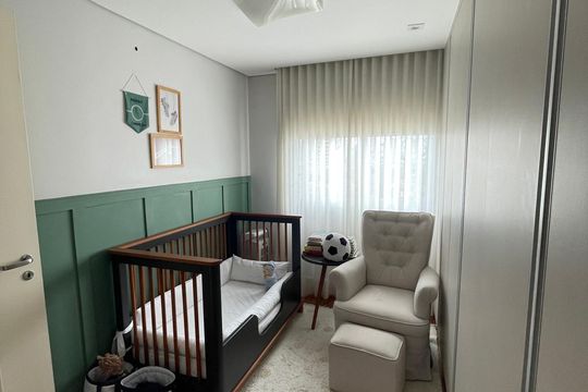 Comprar apartamento mobiliado com 2 quartos, varanda e piscina no condomínio. — Quarto