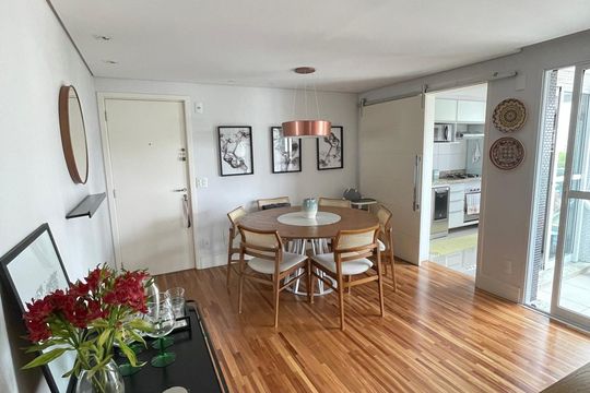 Comprar apartamento mobiliado com 2 quartos, varanda e piscina no condomínio. — Sala