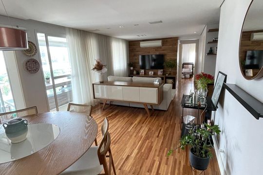 Comprar apartamento mobiliado com 2 quartos, varanda e piscina no condomínio. — Sala