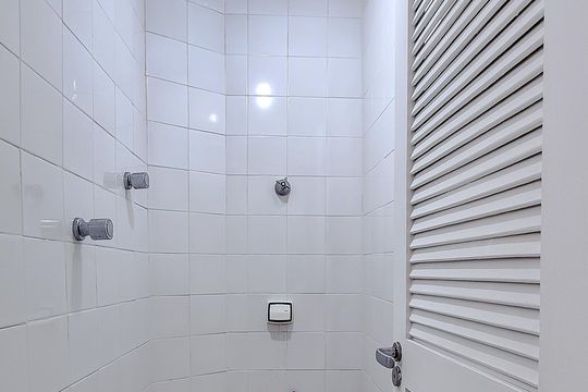 Apartamento para comprar com 3 quartos e academia no condomínio. — Banheiro de serviço