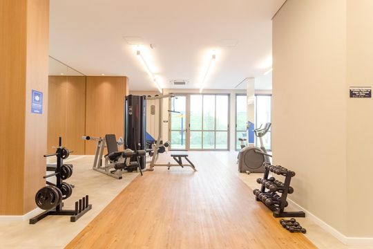 Apartamento com 2 quartos e varanda para comprar. Piscina no condomínio. — Academia