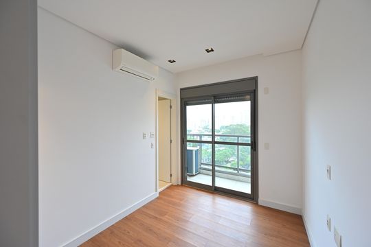Apartamento com 2 quartos e varanda para comprar. Piscina no condomínio. — Suíte 2