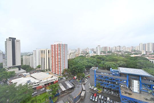 Apartamento com 2 quartos e varanda para comprar. Piscina no condomínio. — Vista da Suíte 1