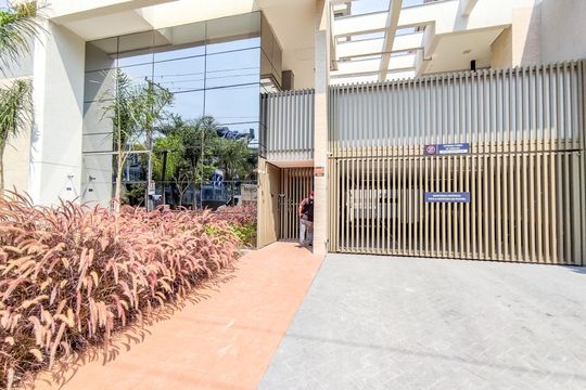 Apartamento com 2 quartos e varanda para comprar. Piscina no condomínio. — Fachada
