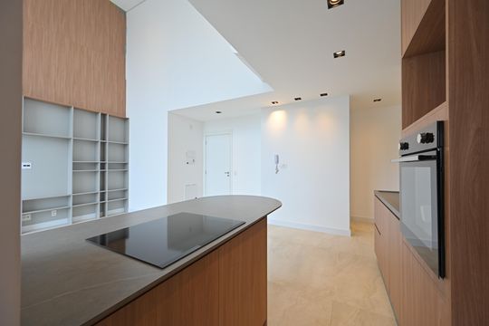 Apartamento com 2 quartos e varanda para comprar. Piscina no condomínio. — Cozinha