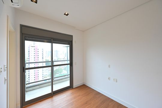 Apartamento com 2 quartos e varanda para comprar. Piscina no condomínio. — Suíte 2