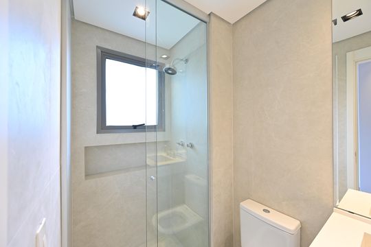 Apartamento com 2 quartos e varanda para comprar. Piscina no condomínio. — Banheiro da Suíte 1