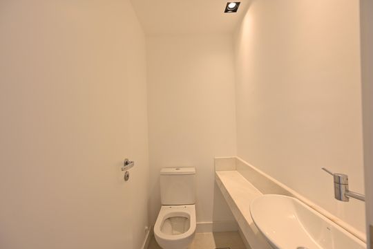 Apartamento com 2 quartos e varanda para comprar. Piscina no condomínio. — Lavabo