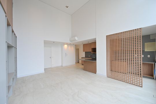 Apartamento com 2 quartos e varanda para comprar. Piscina no condomínio. — Sala