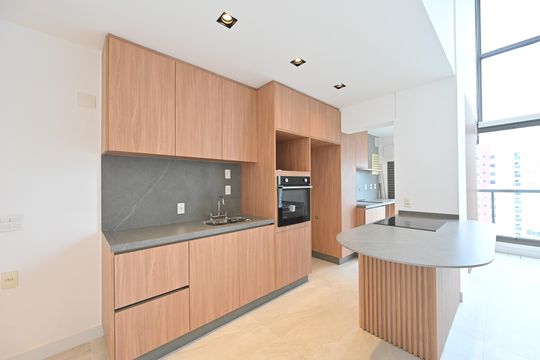 Apartamento com 2 quartos e varanda para comprar. Piscina no condomínio. — Cozinha
