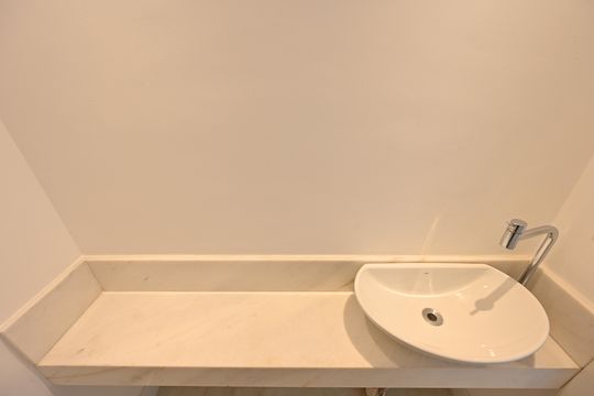 Apartamento com 2 quartos e varanda para comprar. Piscina no condomínio. — Lavabo