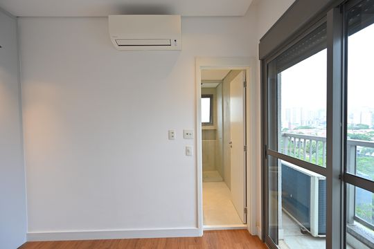 Apartamento com 2 quartos e varanda para comprar. Piscina no condomínio. — Suíte 2