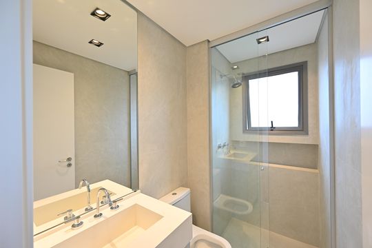 Apartamento com 2 quartos e varanda para comprar. Piscina no condomínio. — Banheiro da Suíte 2