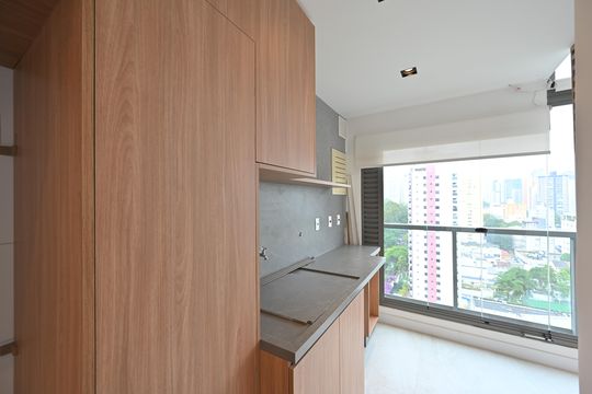 Apartamento com 2 quartos e varanda para comprar. Piscina no condomínio. — Lavanderia