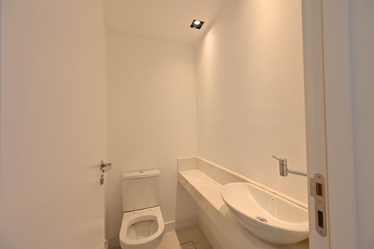 Apartamento com 2 quartos e varanda para comprar. Piscina no condomínio. — Lavabo