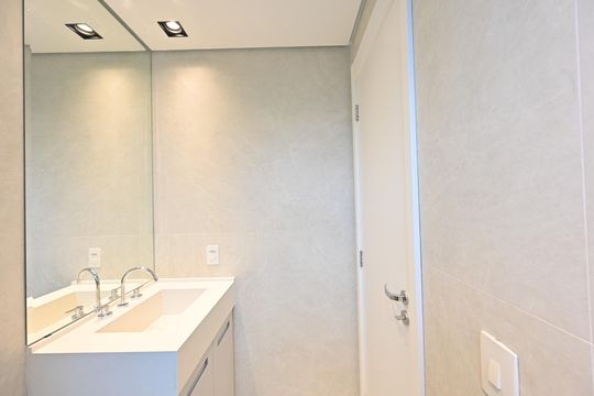 Apartamento com 2 quartos e varanda para comprar. Piscina no condomínio. — Banheiro da Suíte 1