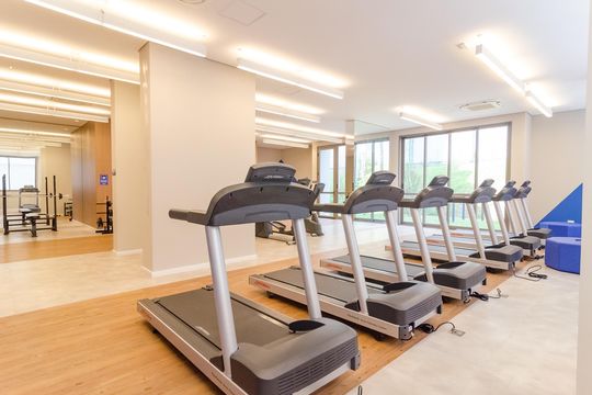 Apartamento com 2 quartos e varanda para comprar. Piscina no condomínio. — Academia