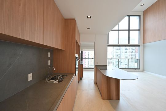 Apartamento com 2 quartos e varanda para comprar. Piscina no condomínio. — Cozinha