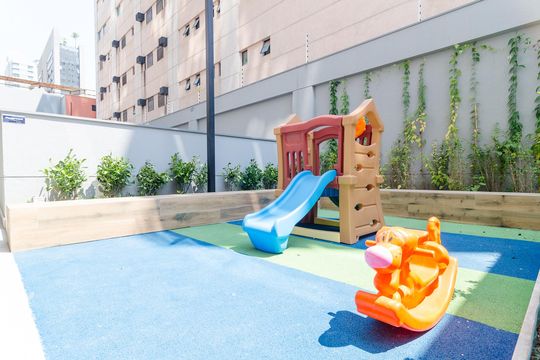Apartamento com 2 quartos e varanda para comprar. Piscina no condomínio. — Playground