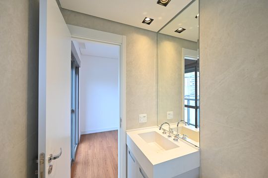 Apartamento com 2 quartos e varanda para comprar. Piscina no condomínio. — Banheiro da Suíte 2