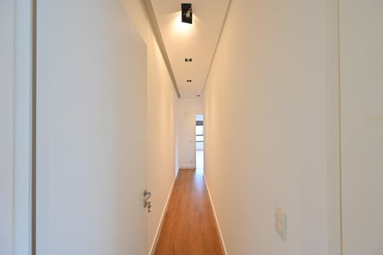 Apartamento com 2 quartos e varanda para comprar. Piscina no condomínio. — Corredor