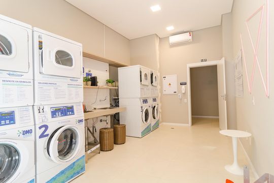 Apartamento com 2 quartos e varanda para comprar. Piscina no condomínio. — Lavanderia