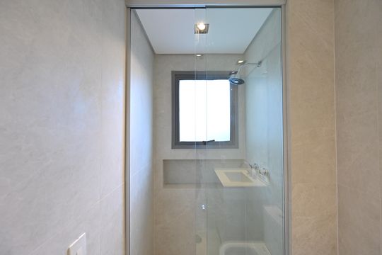 Apartamento com 2 quartos e varanda para comprar. Piscina no condomínio. — Banheiro da Suíte 1