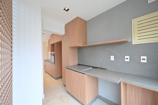 Apartamento com 2 quartos e varanda para comprar. Piscina no condomínio. — Lavanderia