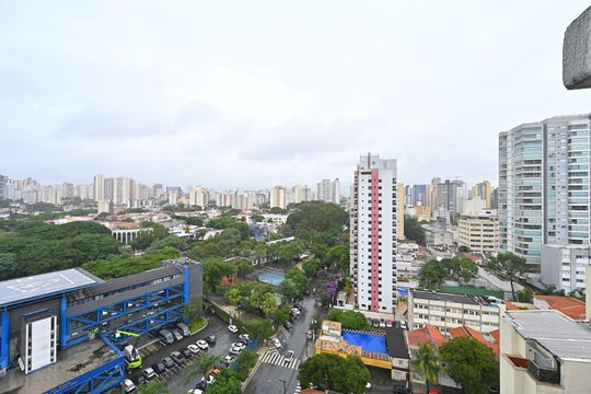 Apartamento com 2 quartos e varanda para comprar. Piscina no condomínio. — Vista da Suíte 2
