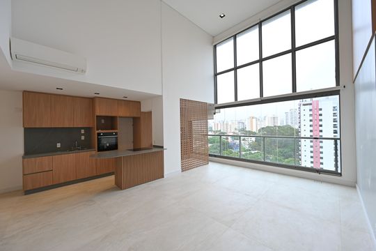 Apartamento com 2 quartos e varanda para comprar. Piscina no condomínio. — Sala