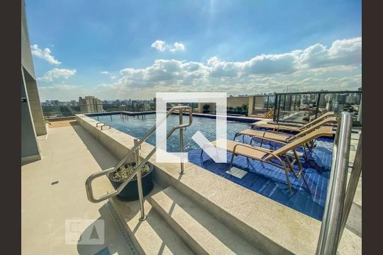 Apartamento com 2 quartos e varanda para comprar. Piscina no condomínio. — Piscina