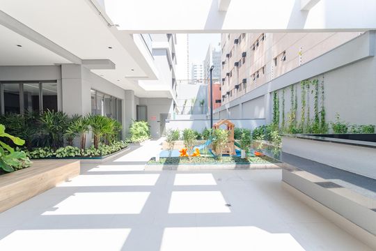 Apartamento com 2 quartos e varanda para comprar. Piscina no condomínio. — Área comum