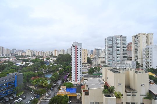 Apartamento com 2 quartos e varanda para comprar. Piscina no condomínio. — Vista da Sala