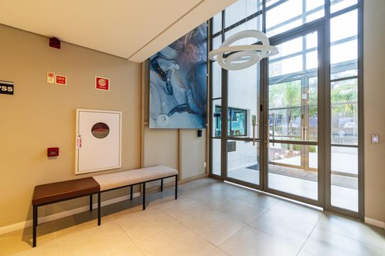 Apartamento com 2 quartos e varanda para comprar. Piscina no condomínio. — Hall de Entrada