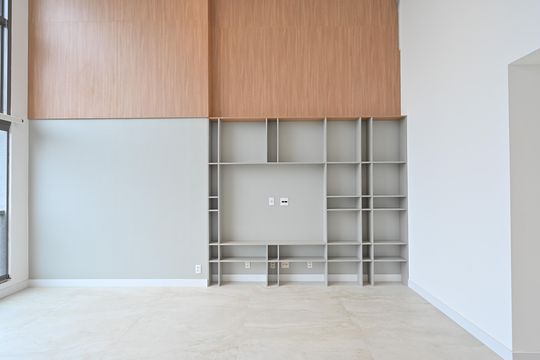 Apartamento com 2 quartos e varanda para comprar. Piscina no condomínio. — Sala