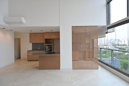 Apartamento com 2 quartos e varanda para comprar. Piscina no condomínio. — Sala