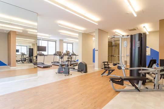 Apartamento com 2 quartos e varanda para comprar. Piscina no condomínio. — Academia