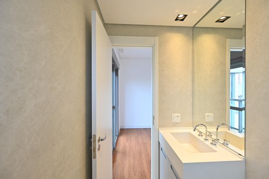 Apartamento com 2 quartos e varanda para comprar. Piscina no condomínio. — Banheiro da Suíte 2