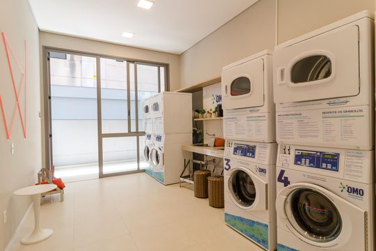 Apartamento com 2 quartos e varanda para comprar. Piscina no condomínio. — Lavanderia