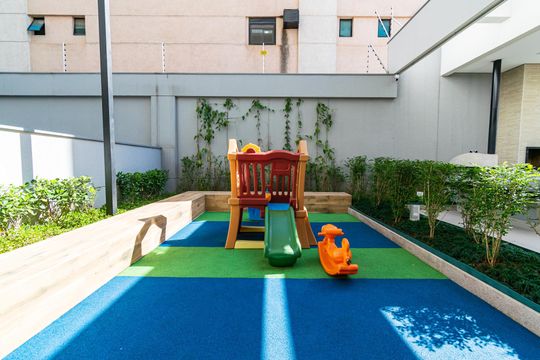 Apartamento com 2 quartos e varanda para comprar. Piscina no condomínio. — Playground
