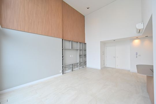 Apartamento com 2 quartos e varanda para comprar. Piscina no condomínio. — Sala